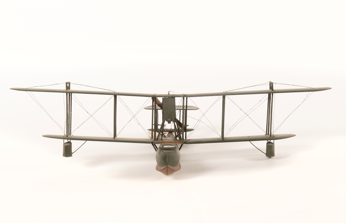Modell av flygplan, Supermarine Channel II. Enmotorigt biplan. Flygkropp, tillika flottör, sitter under vingarna. Två små flottörer på undervingen. Motorn inbyggd mellan vingarna med propellern akter om desamma. Vingarna långsmala, den övre längre, framåt avrundade ändar. Stjärt med två bärplan cirkelformade i ändarna, bildande ett övre och två undre horisontala roder samt två vertikala roder. Stöttor och stag av metall. Övervinge med två horisontala roder.

Gråmålat. Botten brun. Tre svarta kronor på vingar och flygkropp, svensk örlogsflagg på de vertikala rodrens yttersida.