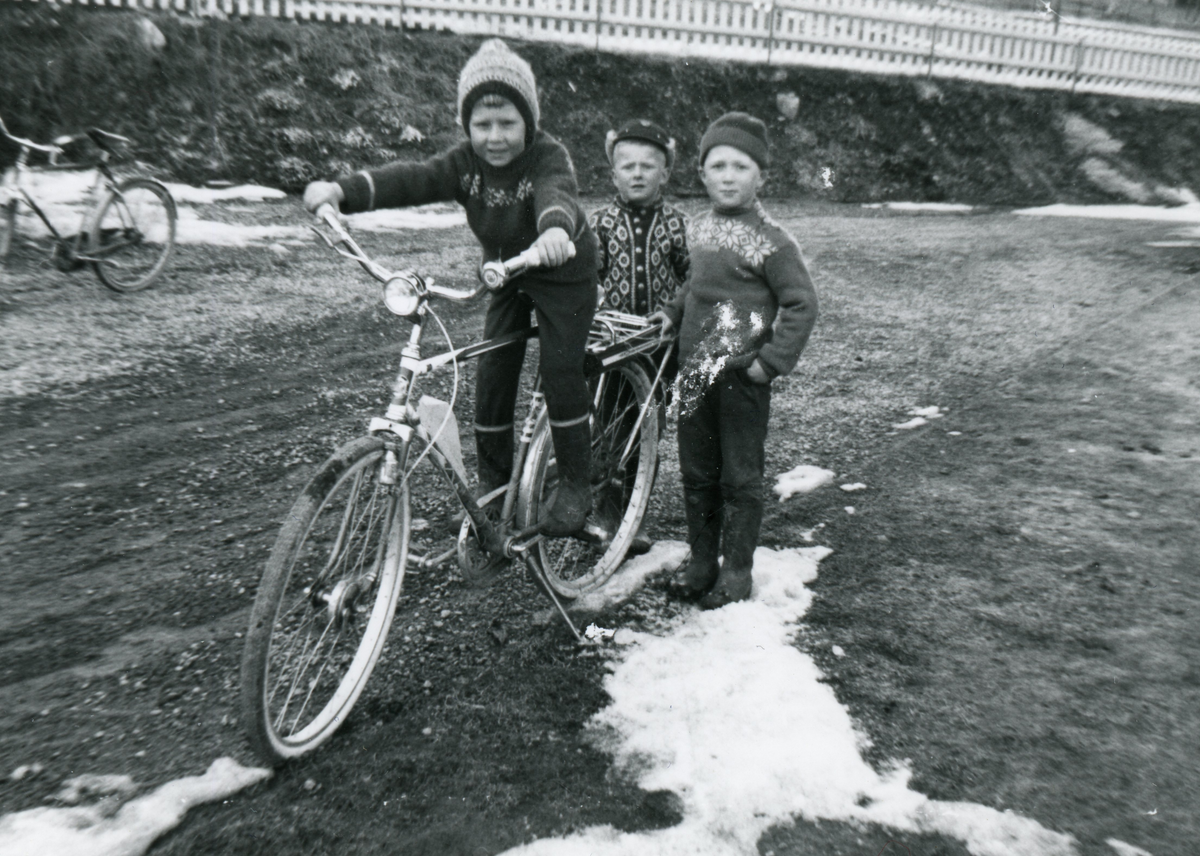 Oddgeir Frøysok på sykkel.bak står