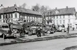 Gjøvik, folk har samlet seg på torget foran Samfundskafeen, 