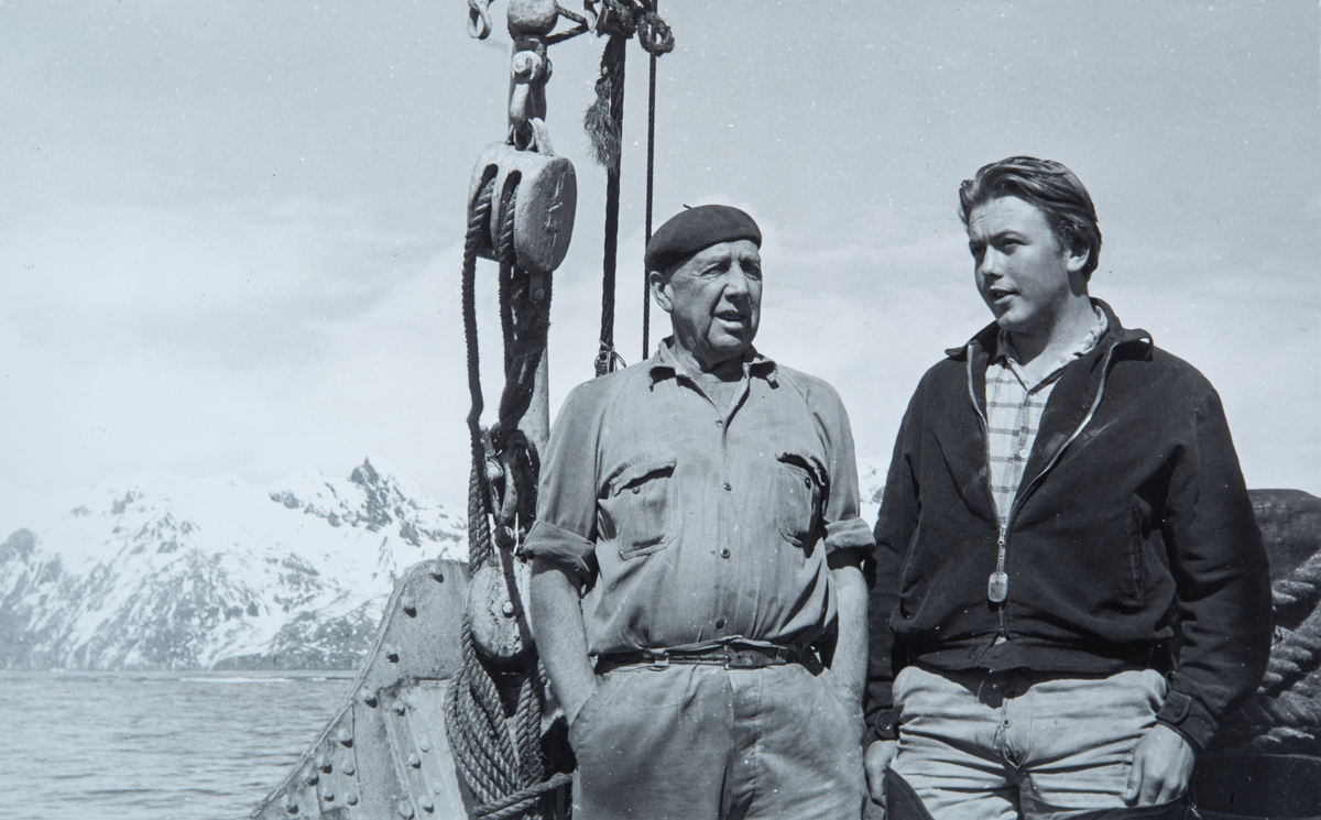 Selfangst og hvalfangst på Syd Georgia i perioden 1957-1962. Marskinisten og og kokken ombord på en selfangstbåt sesongen 1961-62. Arne Westli til høyre.