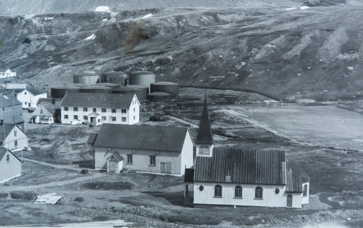 Selfangst og hvalfangst på Syd Georgia i perioden 1957-1962. Grytvika, med kirken i forgrunn, og mannskapsbrakken litt leger bak. Lengst bak i bilde, sees tanker til sel og hvalolje.
