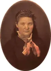 Portrett av en ung kvinne med rutete halstørkle. Hårbånd i u