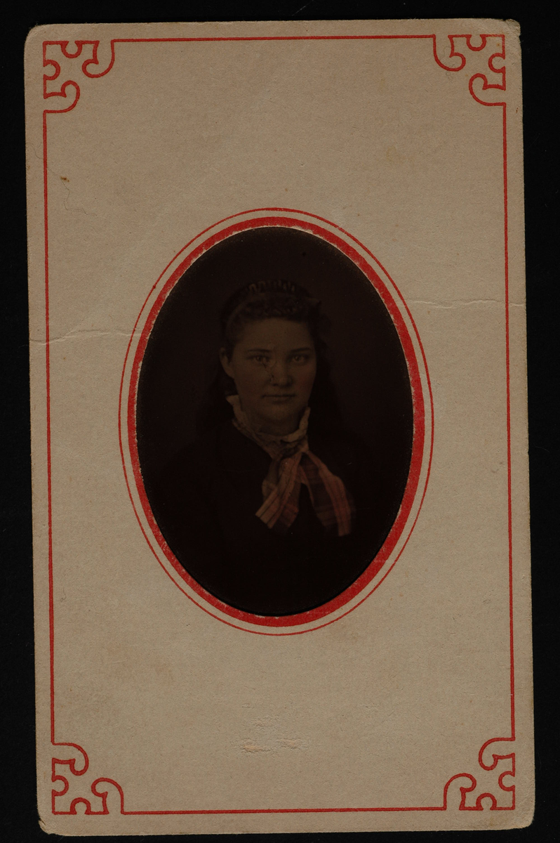 Portrett av en ung kvinne med rutete halstørkle. Hårbånd i utslått hår.