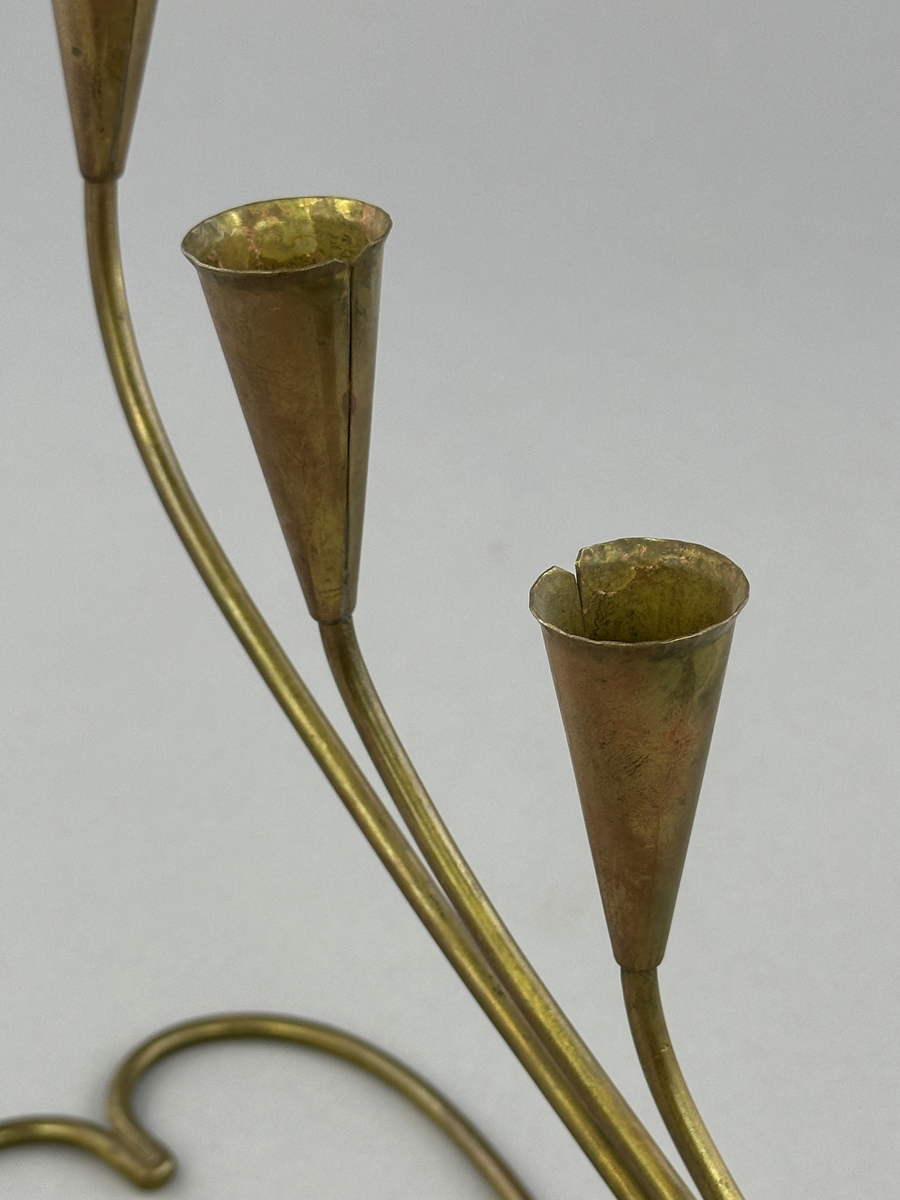 Adventsljusstake av rundjärn med fyra ljuspipor.
