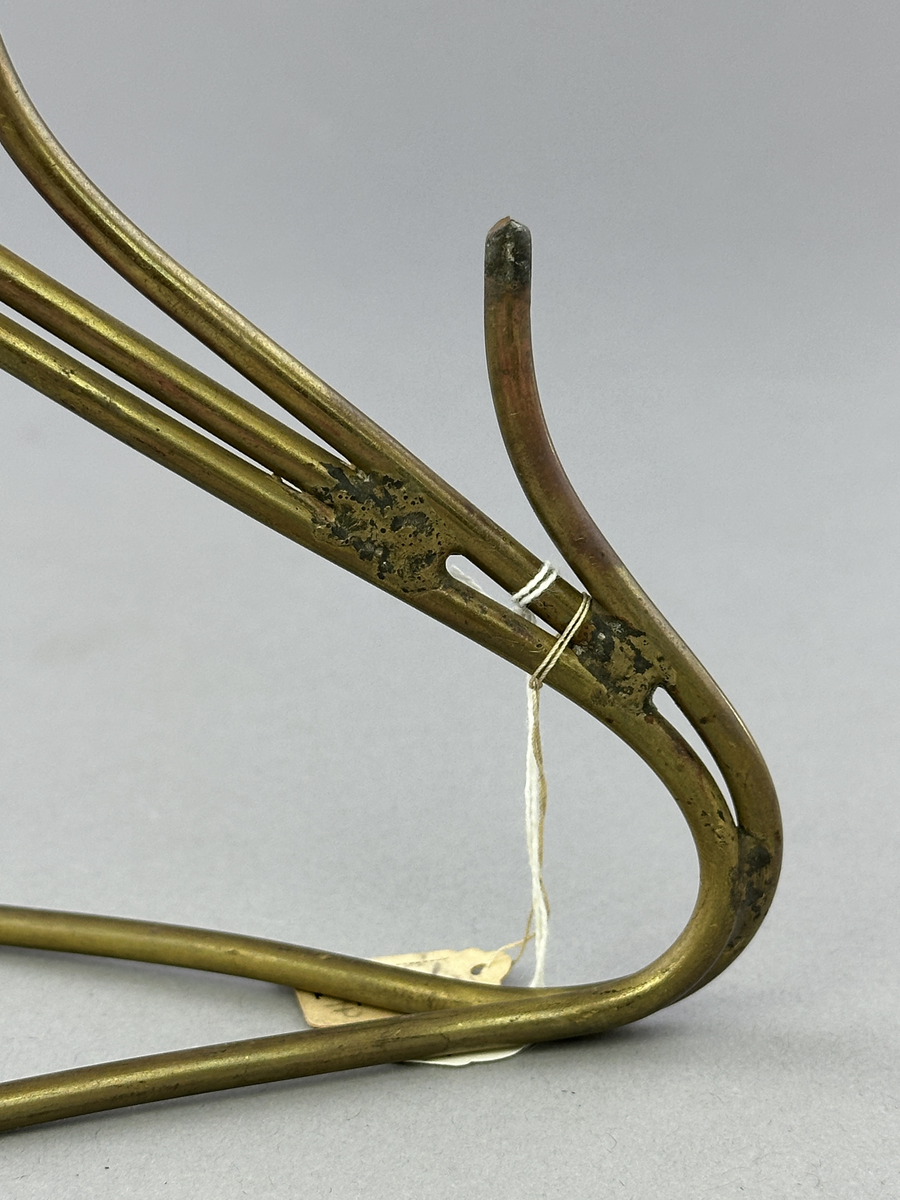 Adventsljusstake av rundjärn med fyra ljuspipor.
