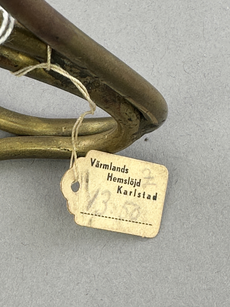 Adventsljusstake av rundjärn med fyra ljuspipor.
