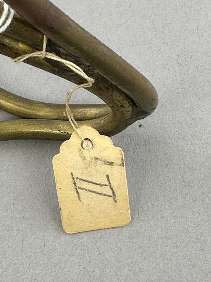 Adventsljusstake av rundjärn med fyra ljuspipor.
