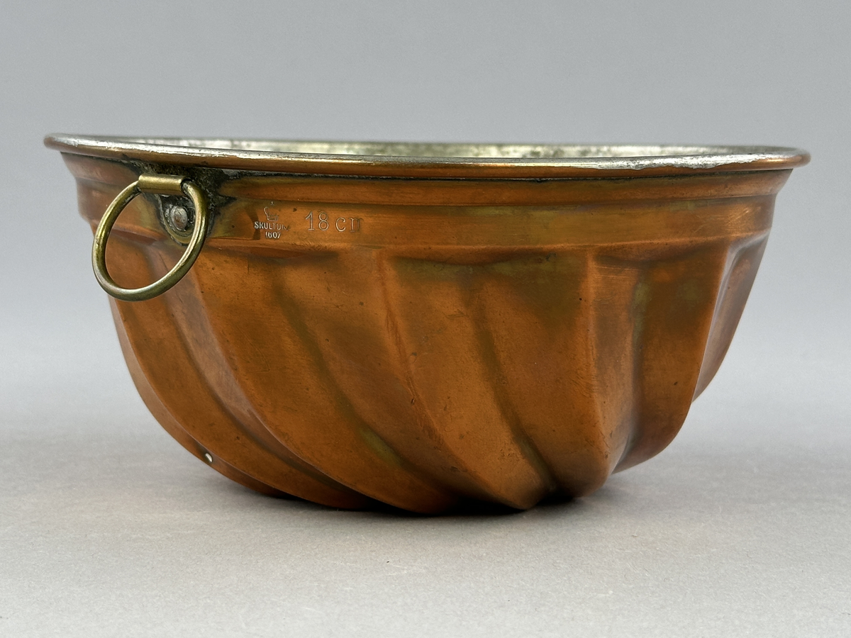 Rund aladobform av koppar med förtennad insida och ring av mässing.