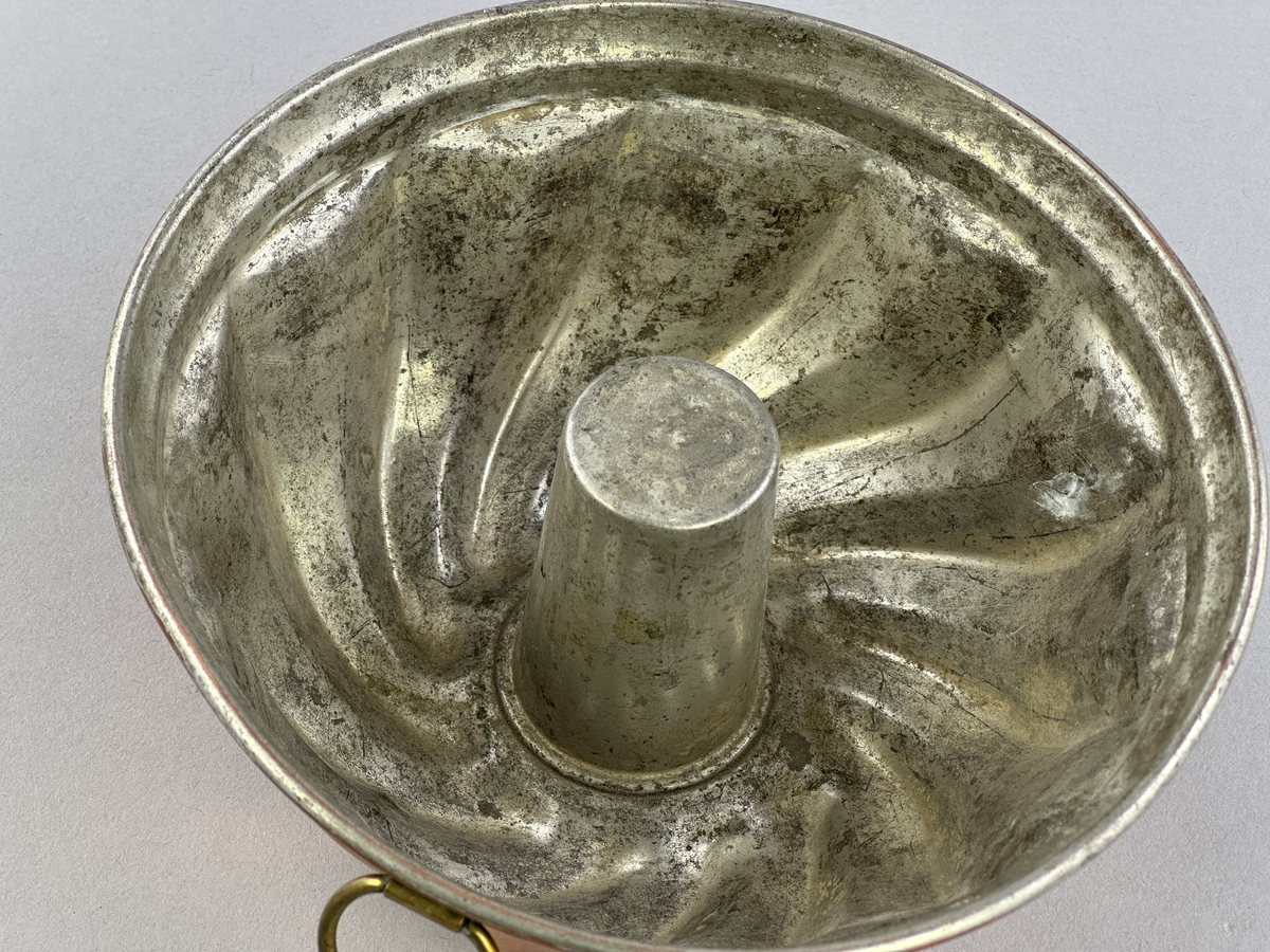 Rund aladobform av koppar med förtennad insida och ring av mässing.