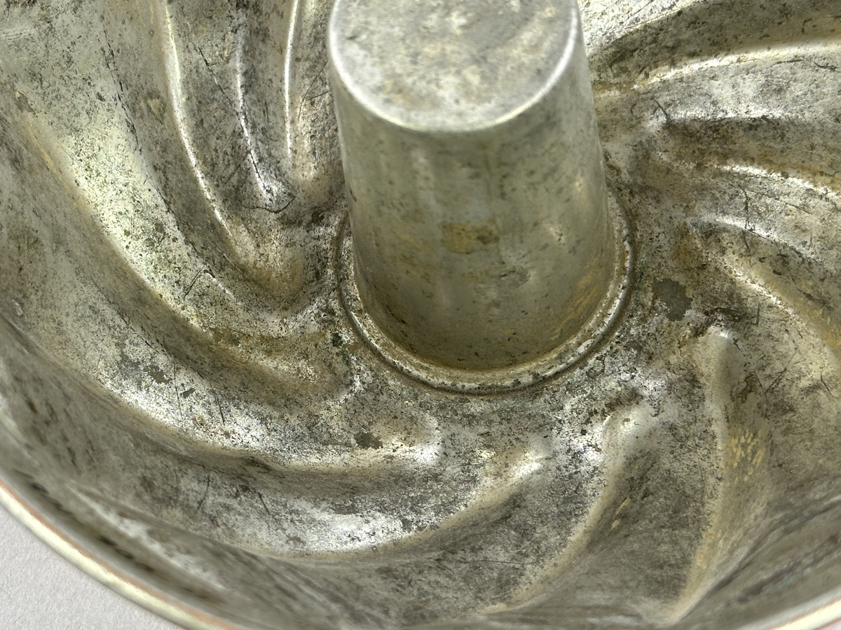 Rund aladobform av koppar med förtennad insida och ring av mässing.