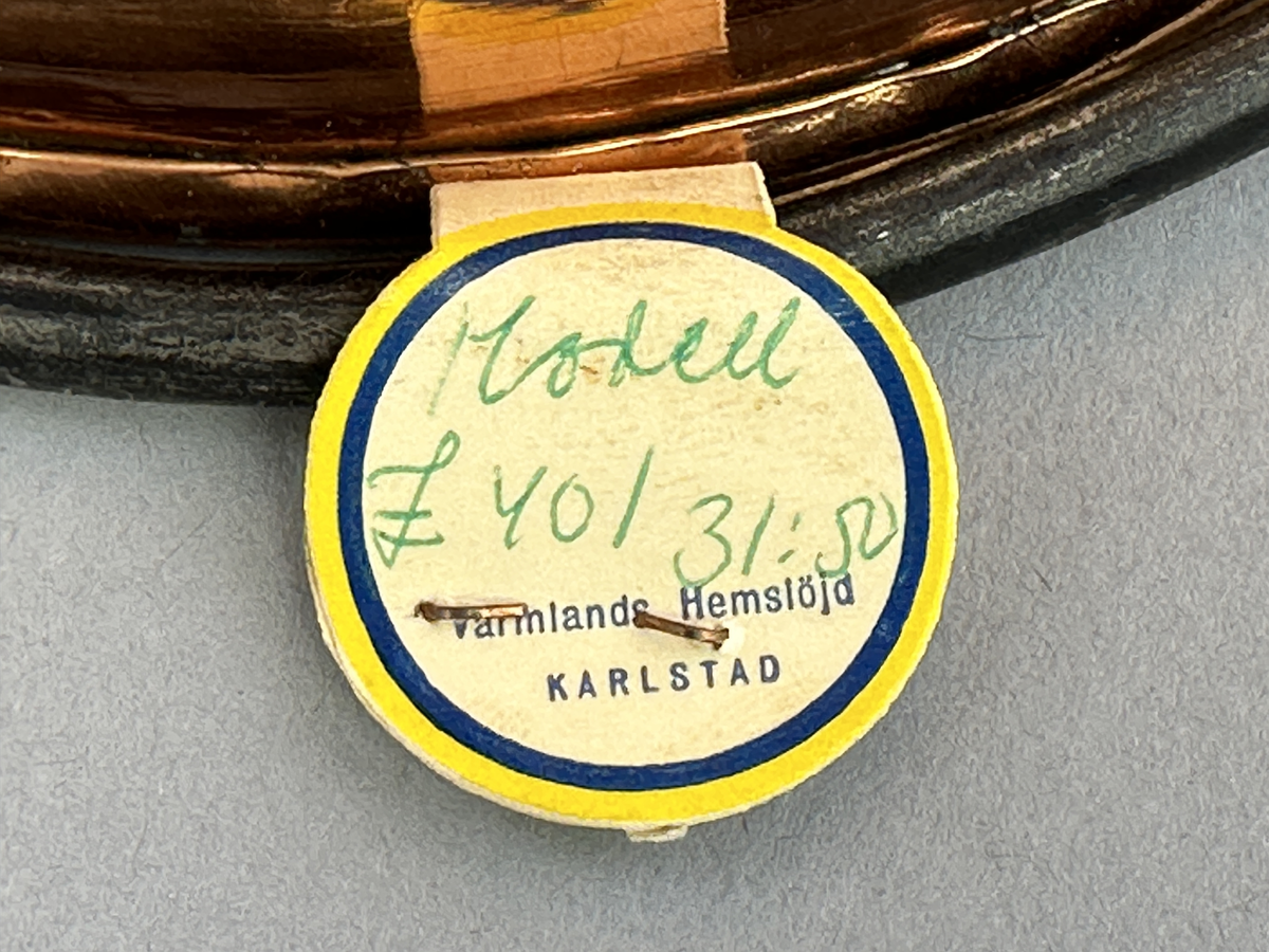 Gryta av koppar med förtennad insida och handtag/bygel av järn.