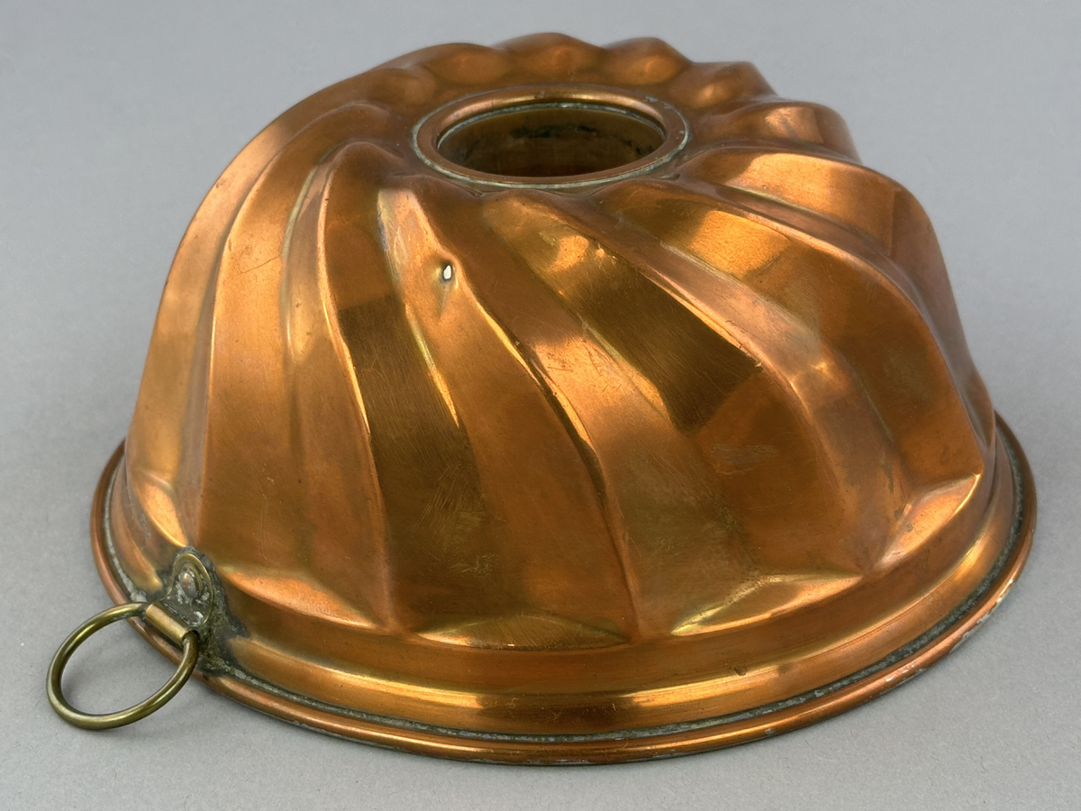 Rund aladobform av koppar med förtennad insida och ring av mässing.