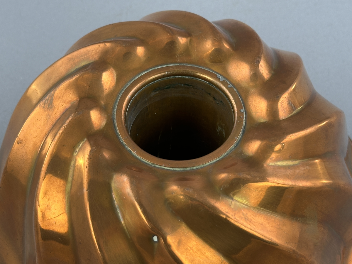 Rund aladobform av koppar med förtennad insida och ring av mässing.