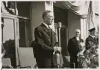 Kungabesök (Gustaf VI Adolf) 1954. Kungen håller ett invigningstal (?), okänt var. Till höger syns dåv. biskop Elis Malmeström och landsfogde Baltzar Vult von Steyern, tillsammans med några barn.