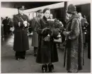 Kungligt besök i slutet av 1950-talet. Drottning Louise har just fått blommor av landshövdingens fru.  Till vänster syns
landsfogde Baltzar Vult von Steyern.