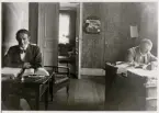 Trol. interiör från kronofogde Modées kontor i Alvesta, ca 1920. 
Till vänster syns dåv. kontorsskrivaren Gustaf Öhrstam, senare landsfiskal i Alvesta.