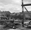 Från byggarbetsplatsen för det nya EPA-varuhuset i Linköping. Vid fototillfället 1965 stod ännu de gamla trähusen Snickaregatan 18 och 20 kvar men skulle inom kort komma att rivas.