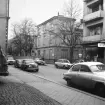 Parti av Platensgatan i Linköping en januaridag 1973. Drivkraften bakom bilden var sannolikt att dokumentera fastigheten Kungsgatan 26 i fonden. Tiden betecknades av stora rivningar i staden och det gamla huset var rimligtvis hotat. Lyckligtvis skonades det och pryder ännu i skrivande stund gatuhörnet.