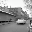 Parti av Kungsgatan i Linköping med blicken mot väster. Närmast till vänster Kungsgatan 26, hörnfastighet mot Platensgatan. Januari 1973.