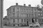 Februari månad 1973 och en sista dokumentation av Kungsgatan 5 i Linköping innan huset rivs. I samband med den efterföljande nyproduktionen på platsen kom Kungsgatans möte med Hamngatan att byggas igen.