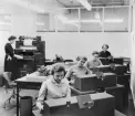 Hålkorts- och kassautredningen på nedre botten. Till vänster tabulering - och till höger stansning - av missivkort till hålkorts- och kassautredningen Powers 80-kolumners tabulator och stansningsmaskiner.