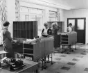 Postgirots Skatteavdelningar. Sorteringsrummet, på 2 tr. Automatiska sorteringsmaskiner, system Powers, 36 kolumners. T.h. svängdörrar till tabuleringen, t.v. fönster åt gården.