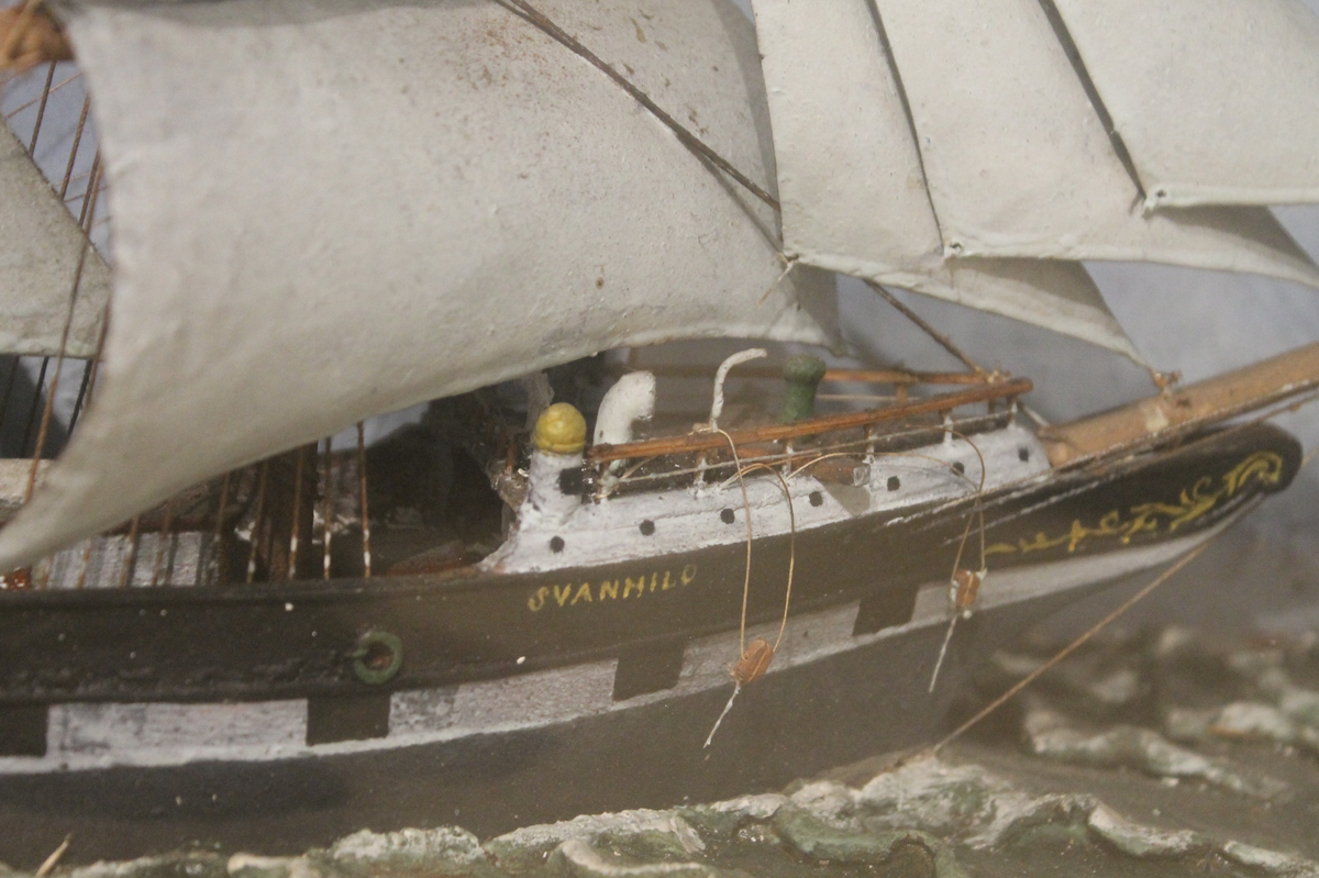 Form: fullrigger seilskip i kasse

