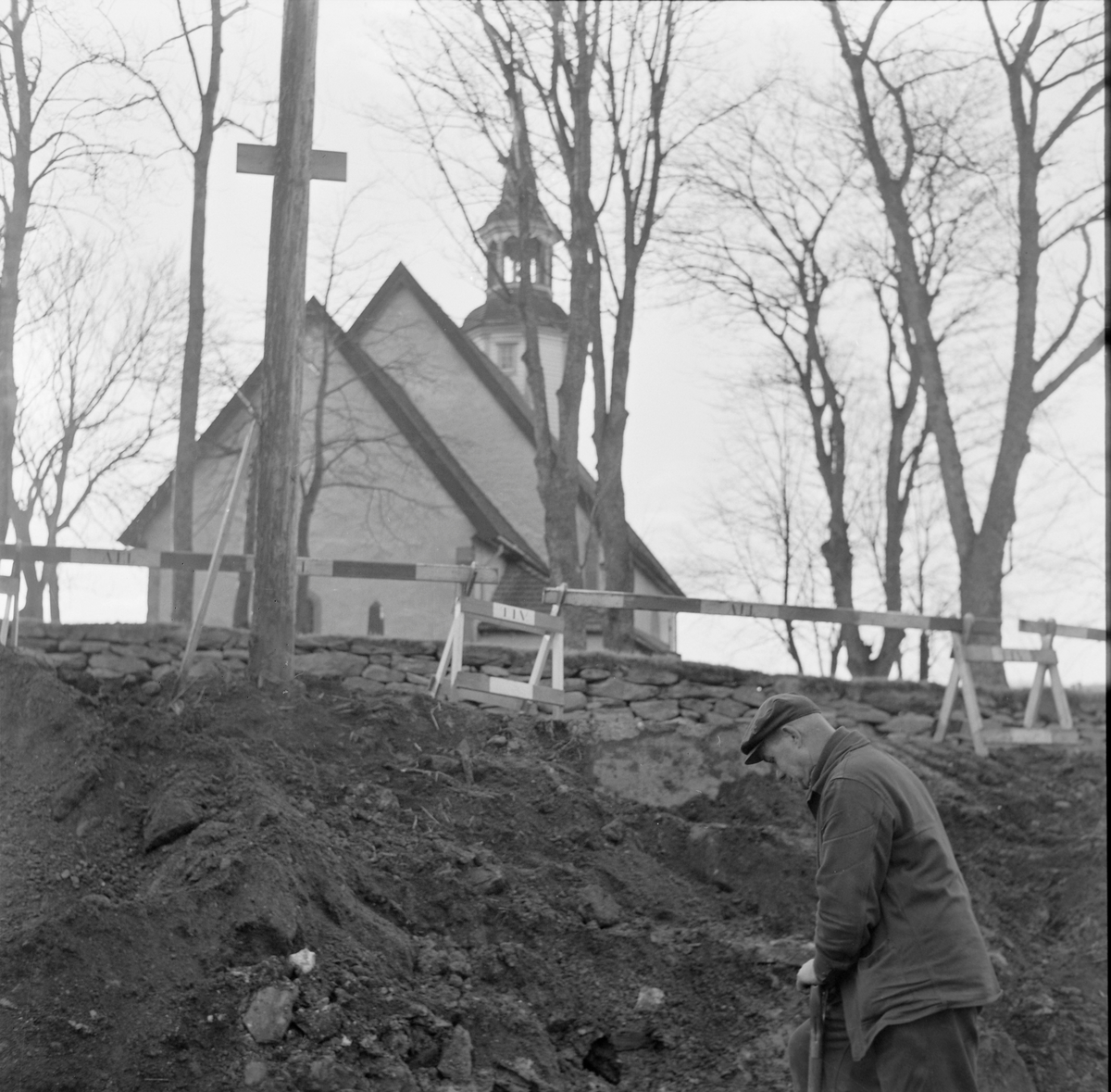 Gammel brolegning og byggverk funnet ved Lade kirke