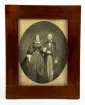 Porträttfotografi av godsägare Carl Oscar Philipsson (1835-1922) & hustru Rachel Amelie Magnus (1838-1910), i studiomiljö i Norrköping omkring 1860-1861. Inramat foto.