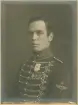 Porträttfoto av Oscar Philipson, militär flygare och löjtnant vid Smålands husarer, omkring 1920. Porträtt i studiomiljö.