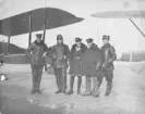 Gruppfoto, marinofficerare och flygare vid flygplan, cirka 1915-1920. Oskar Philipson andra från vänster, Arvid Flory längst till vänster.