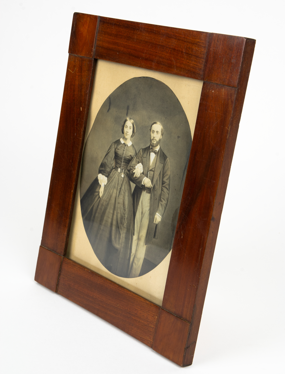Porträttfotografi av godsägare Carl Oscar Philipsson (1835-1922) & hustru Rachel Amelie Magnus (1838-1910), i studiomiljö i Norrköping omkring 1860-1861. Inramat foto.