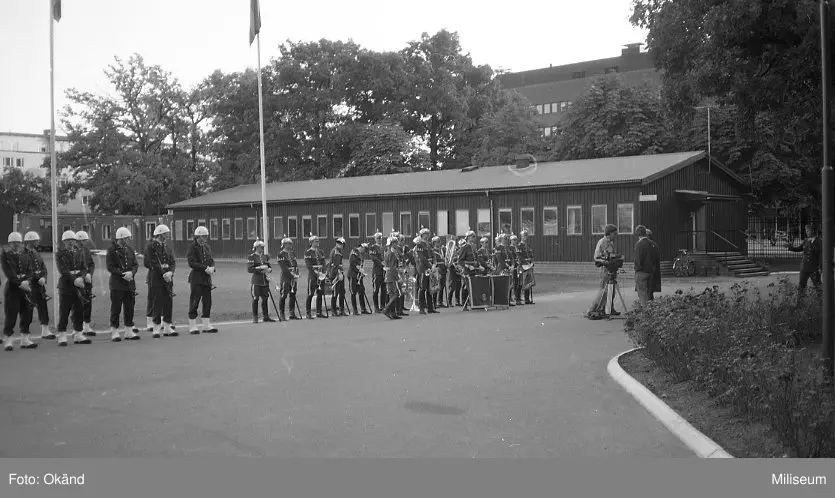 Uppställning i samband med högvakt. Värnpliktiga från Ing 2 till vänster och Livgardets dragontrumpetarkår till höger. Kavallerikasern (f.d. K 1), på Lidingövägen.