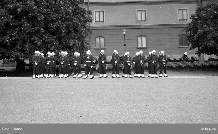 Uppställning inför marsch till slottet. Armémuseum i bakgrunden.