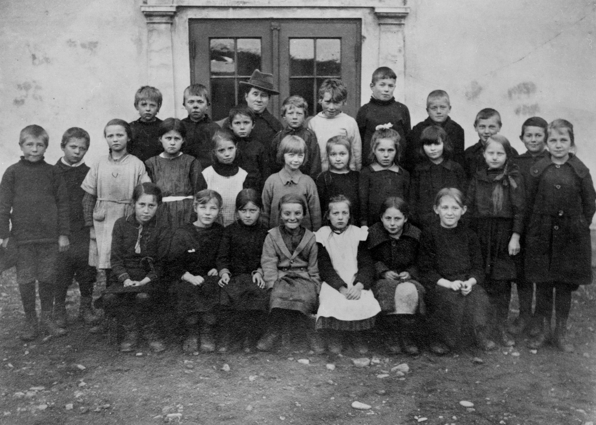 Emilie Henriksen har fotografert 3. klasse utenfor Folkeskolen i Vadsø i skoleåret 1923/1924. Alle født i 1913-1914. Lærer er Elen Sofie Vinjevold. 

Navnene på elevene i klassen:
1. Agnes Everine Niemi 2. Astrid Emilie Bohinen 3. Astrid Oline Bardosen 4. Marie Mildrid Methi 5. Astrid Gundersen 6. Thora Agnete Dahl 7. Laila Dahl 8. Gjertrud Kjeldsen 9. Knut Jarl Sælø 10. Hedley Ballo 11. Erling Grønvigh 12. Gjertrud Evanger 13. Aagot Svendsen 14. Olga Wara 15. Minka Henriksen 16. Aagot Ragnhild Ristimella 17. Maud Helene Konstanse Ebeltoft 18. Anna Petrine Hansen 19. Lauritz Nilsen 20. Alf Erling Holmgren 21. Harald Fritjof Methi 22. Halvdan Leonard Jankila 23. Erling Marius Fredriksen 24. Leif Konrad Pedersen 25. Elen Sofie Vinjevold (lærerinnen) 26. Bernhard Ranta Isojærvi 27. Anton Adolf Kandola 28. Arnulf Lockert Aronsen. 
