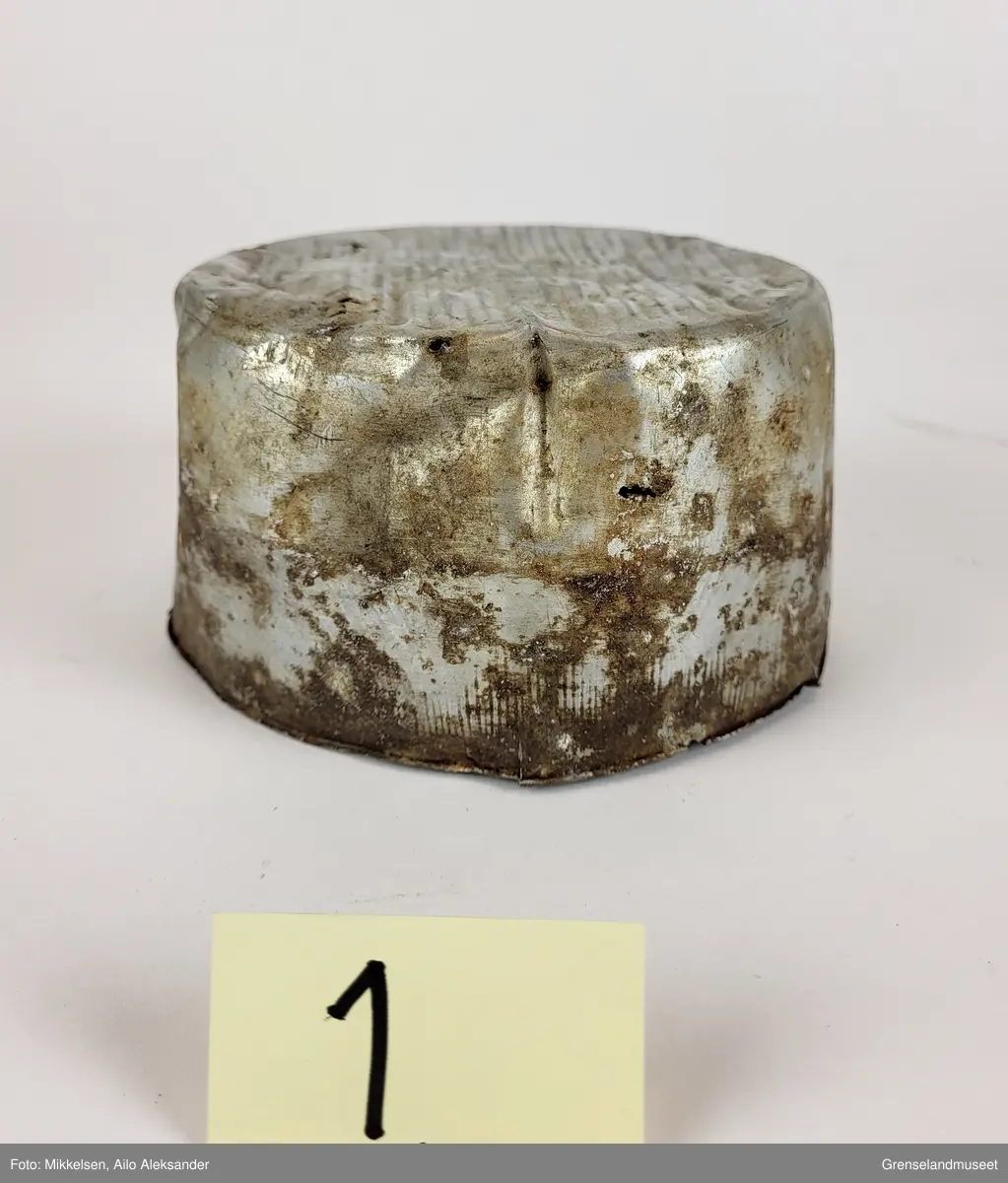 Gjenstanden er en matskål i aluminium som har vært brukt av sovjetiske krigsfanger under andre verdenskrig (1939-1945). Matskålen har ligget ute og fått oksiderings skader som følge av å ha vært eksponert til saltinnholdene sjøluft. Matskålen har fått hull og lekker fra bunnen. Ettersom at gjenstanden har ligget ute har det blitt avfargning fra organiske materialer. Matskålen har navnet til personen som brukte den innrisset på seg.   