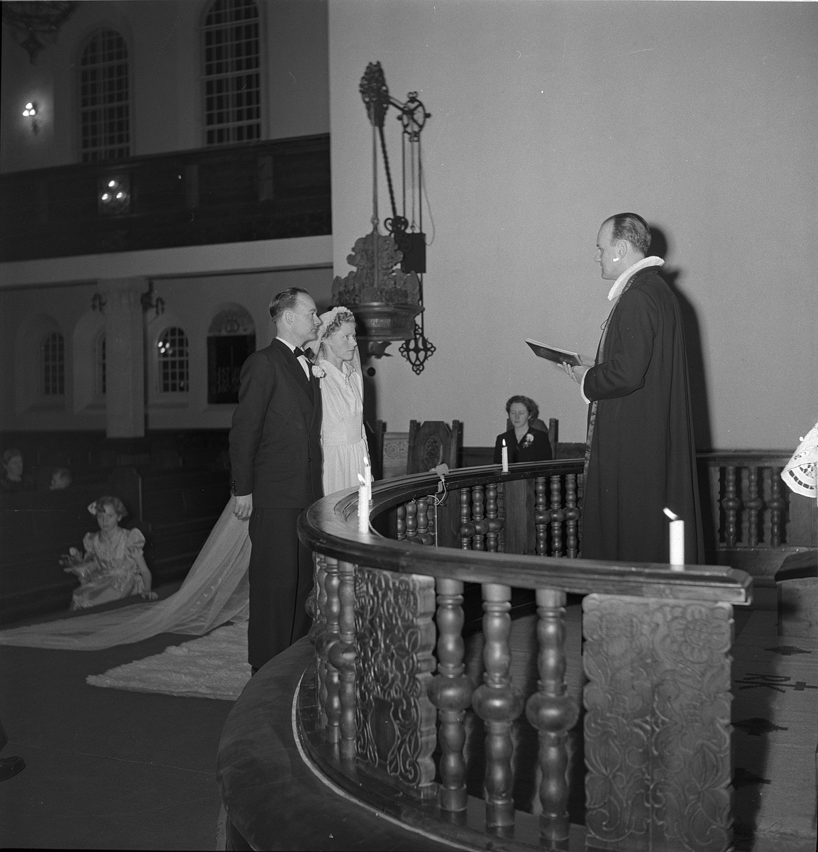 Bryllup i Rjukan kirke mellom Hans Mæland og Borghild Roland. Brudeparet står foran alteret med presten.