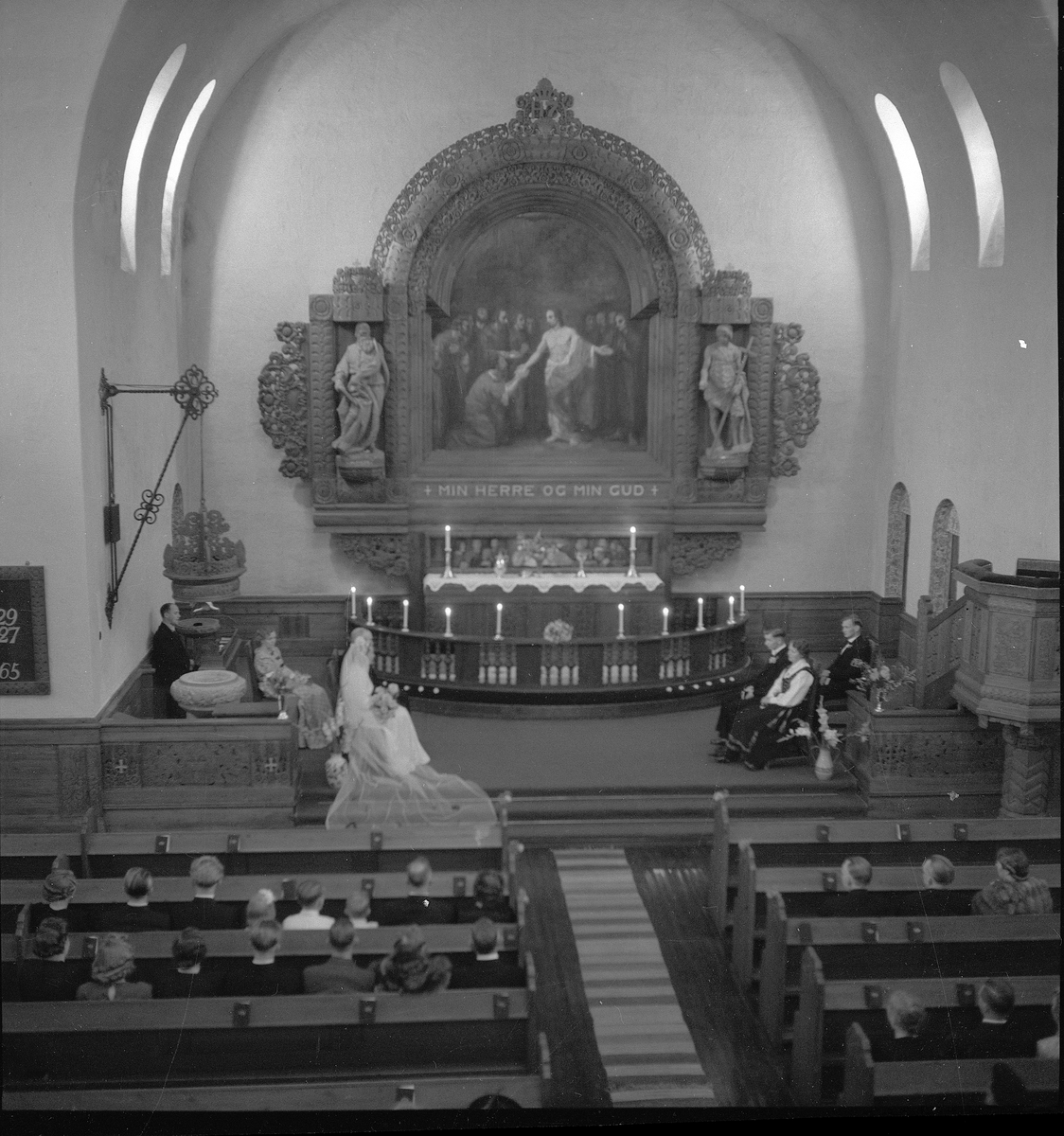 Bryllup i Rjukan kirke for Astri Dahlin og Kjell Moum. Brudeparet sitter på hver sin side av alterringen med henholsvis mor og far.