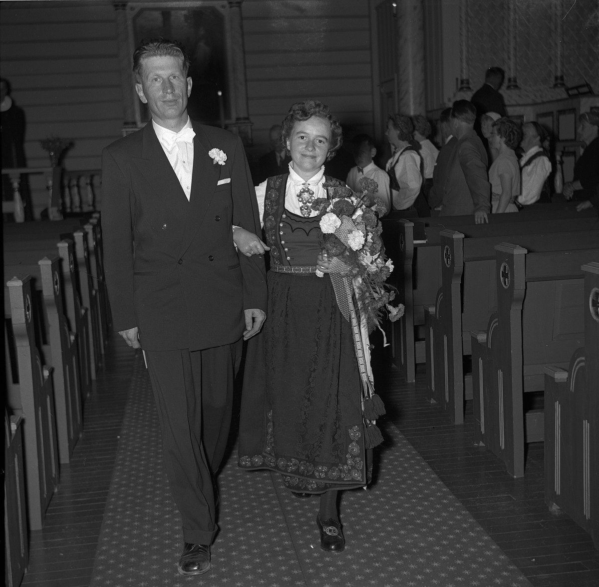 Bryllup mellom Ranveig Svendsen og Olav Bakka i Atrå kirke. Brudeparet er på vei ut midtgangen.