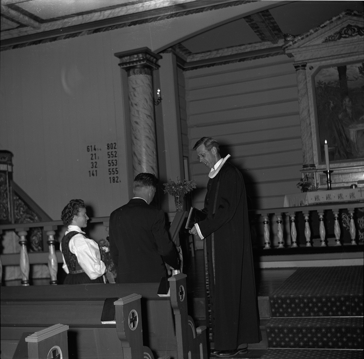 Bryllup mellom Ranveig Svendsen og Olav Bakka i Atrå kirke. Brudeparet står sammen med prest Olav Hageseter.