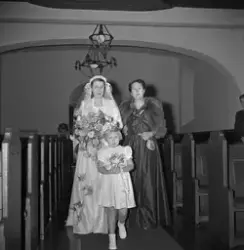 Bryllup i Rjukan kirke for ekteparet Jansen. Bruden på vei ned midtgangen sammen med mor og brudepike.