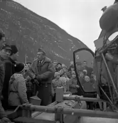 Helikopterlanding ved Tveitoparken. Pilot står på utsiden av helikopter, tilskuere stående rundt.