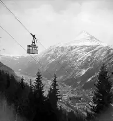 Vogn på Krossobanen i på vei langs taubanen. Utsikt mot Rjukan fabrikker og Rjukan sentrum.