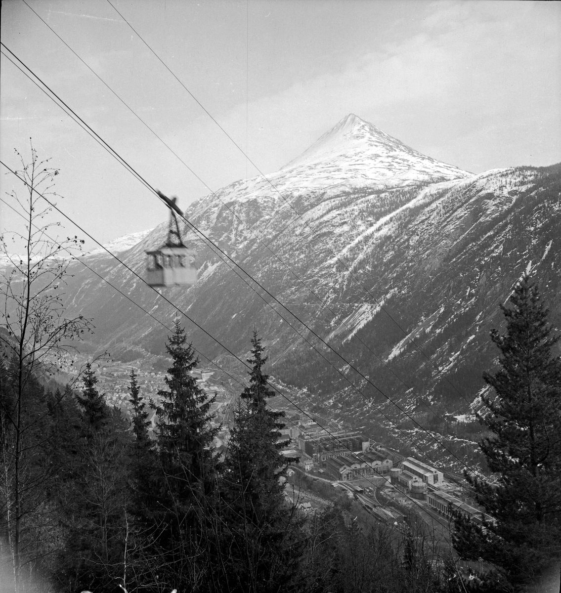 Vogn på Krossobanen i på vei langs taubanen. Utsikt mot Rjukan fabrikker og Rjukan sentrum.