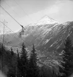 Vogn på Krossobanen i på vei langs taubanen. Utsikt mot Rjukan fabrikker og Rjukan sentrum.