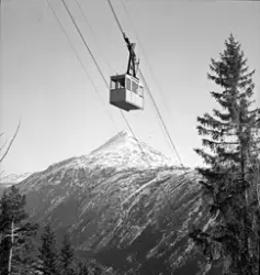 Vogn til Krossobanen fotografert fra Ryesvei. Gaustatoppen i bakgrunnen.