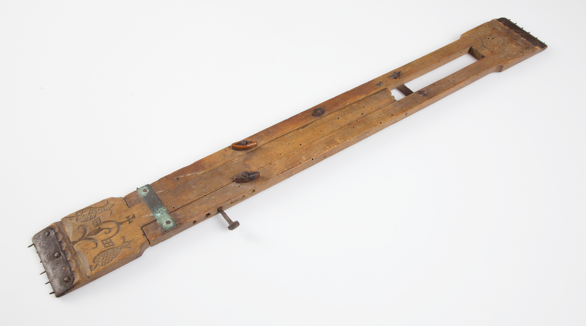 Vävspännare av omålat trä. Utskuren dekor. Märkt 1799 MS.