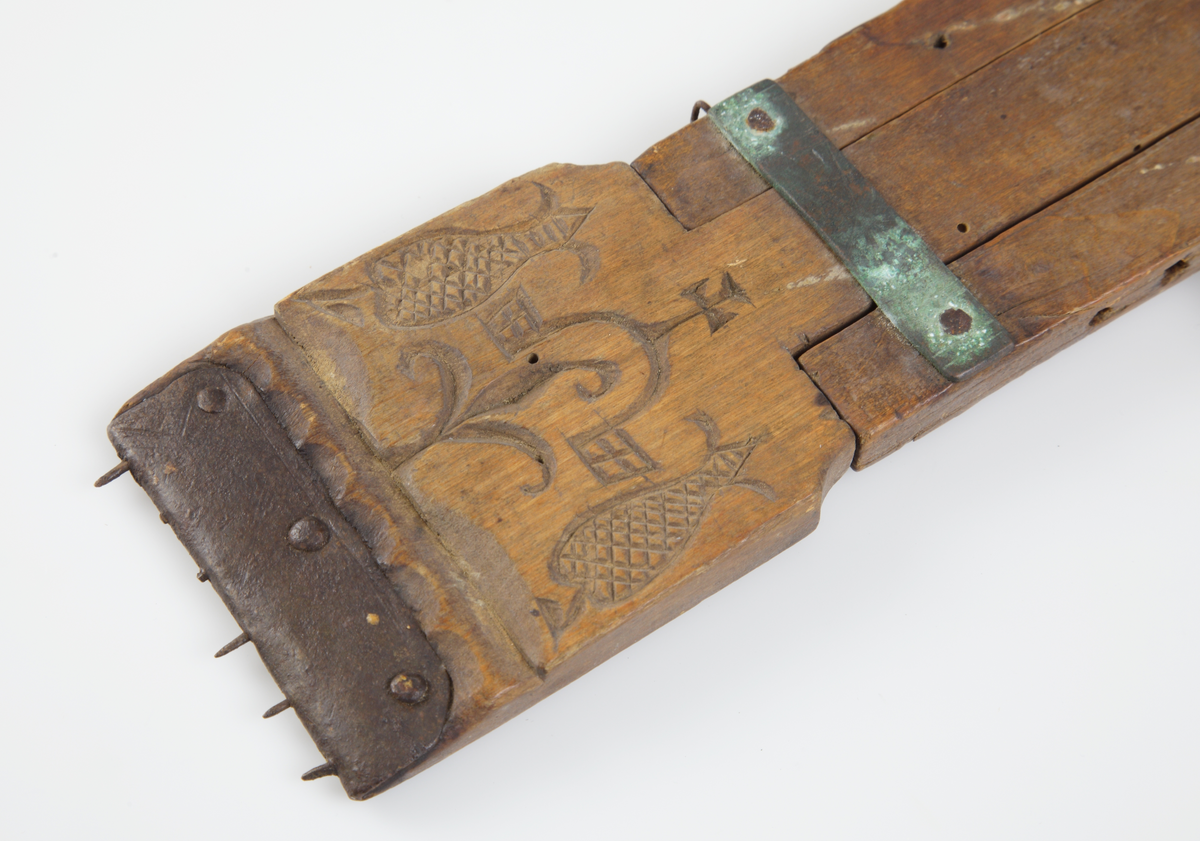 Vävspännare av omålat trä. Utskuren dekor. Märkt 1799 MS.