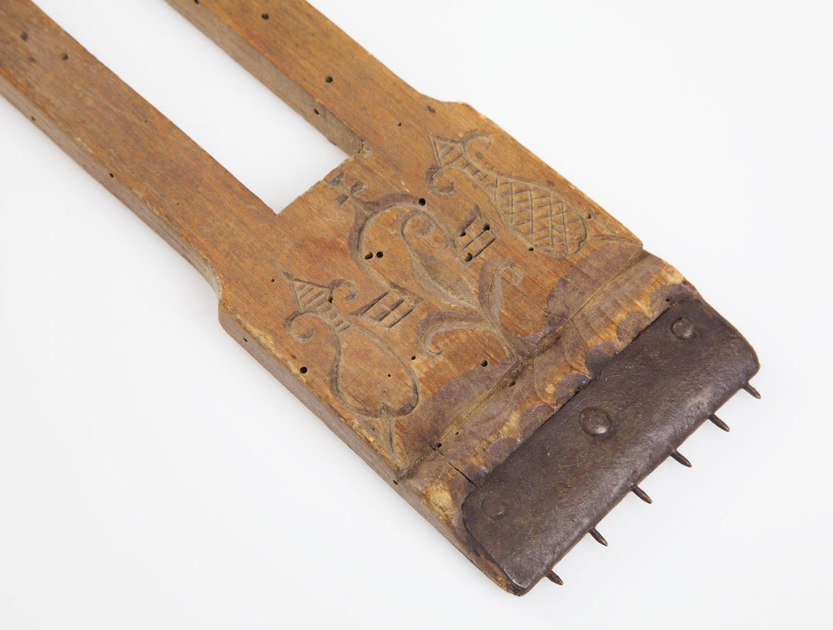 Vävspännare av omålat trä. Utskuren dekor. Märkt 1799 MS.