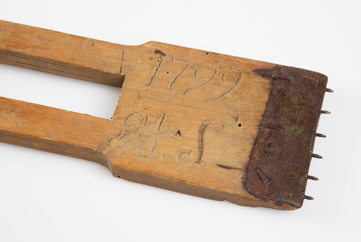 Vävspännare av omålat trä. Utskuren dekor. Märkt 1799 MS.
